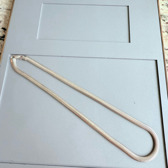 Estate Chunky Wide Heavy Round Flat Snake 5.5mm Collar Chain 18" Necklace VTG - Picture 4 of 5